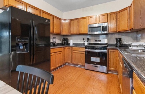 Nauck House | Spacious 4BR Townhouse - Sleeps 13 - Near DC & Metro