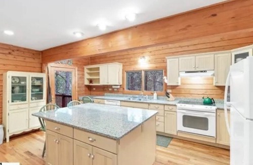 Highland Cabin | Spacious 5-bedroom cabin in delightful Landrum with WiFi, AC