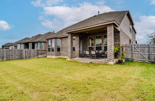 Hutto House | Spacious 5-bedroom house in delightful Round Rock with high speed WiFi,