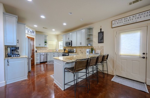 Kingsland House | Spacious 5-bedroom lake front house in Kingsland with game room