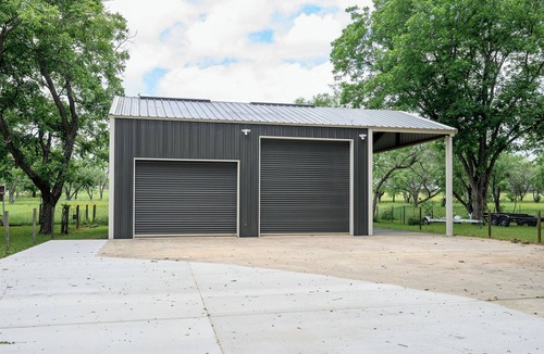 Kingsland House | Spacious 5-bedroom lake front house in Kingsland with game room