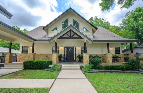 Kingsland House | Spacious 5-bedroom lake front house in Kingsland with game room