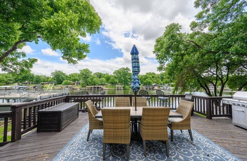 Kingsland House | Spacious 5-bedroom lake front house in Kingsland with game room