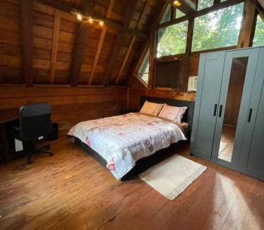Woodlake - Briar Meadow House | Spacious 5BR and 3BA Plus Cozy Cabin With Spa Near Galleria