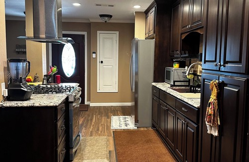 Austin House | Spacious 6-bedroom 3 Bathroom house. Near UT, Downtown, COTA & Lots More