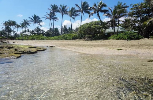 Hauula House | Spacious 6-bedroom beachfront estate with hot tub, AC, near shopping center