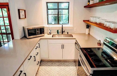 Hendersonville House | Spacious 6BR Compound | Free Tix | 15 Min to Town