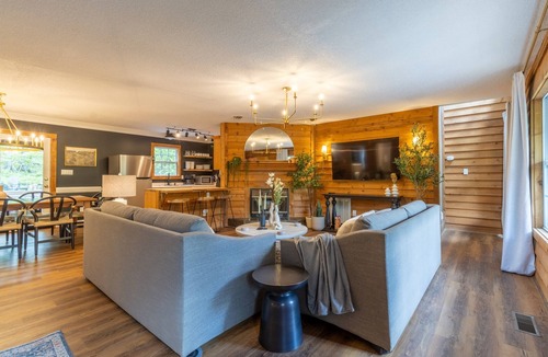 Sugar Mountain Cabin | Spacious 6BR | Hot Tub, Fire Place & Pitt | Pet Friendly | Ski Sugar next door