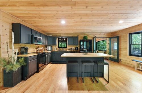 Stockbridge Cabin | Spacious 7-bedroom cabin with AC in charming Stockbridge
