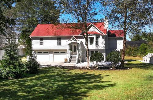 Buford House | Spacious 7BR Family Retreat Near Mall of GA Sleeps 17