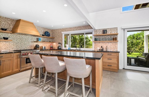 Historic Kailua Village House | Spacious 8BR w/Ocean Views, Sleeps 16 with AC in fabulous Kailua-Kona