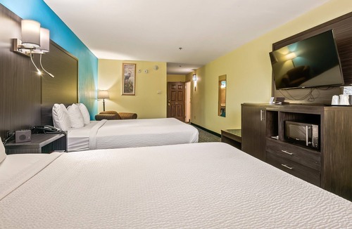 Crawfordville Hotel | Spacious, Accessible & Pet-Friendly – 2 Queen Beds at Wildwood Inn