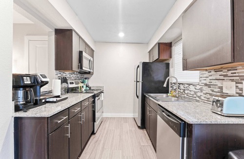 Riverside Apartment | Spacious and Fun King Bed 2BR, 5 Min to DT w/pool
