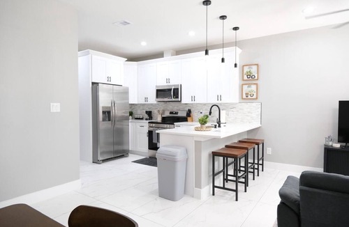 Northeast Houston House | Spacious and Modern 3 BR Duplex in Houston/Free Parking/Near Downtown & IAH