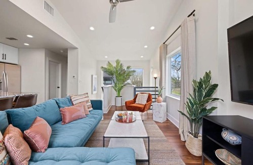 Govalle House | Spacious and Sleek Modern Elegance Heated Pool