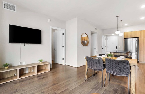 Clarendon Apartment | Spacious Apartment in Prime Location Near Metro