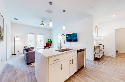 Gainesville Apartment | Spacious apartment with washer & dryer, private balcony, WiFi and pool
