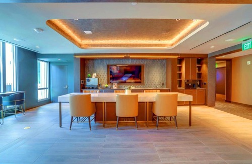 Clarendon Apartment | Spacious Apt Near Metro in Prime Area