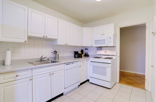 Crystal City Apartment | Spacious Apt with Pool & Gym in Arlington
