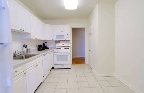 Crystal City Apartment | Spacious Apt with Pool & Gym in Arlington