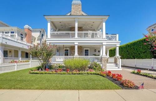 Avalon House | Spacious Avalon Beach House - 2 Blocks to Water!