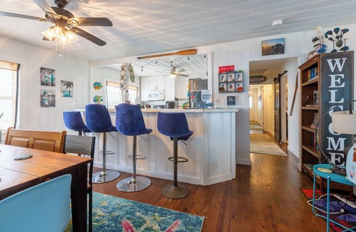 North Carolina Coast House | Spacious Beachy Bungalo One Block From the Ocean
