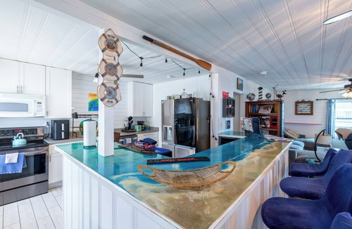 North Carolina Coast House | Spacious Beachy Bungalo One Block From the Ocean
