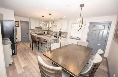 Dawsonville House | Spacious Dawsonville 4 bedrooms with 8 beds Sleeps 10 for Work crews and Large groups of friends and families