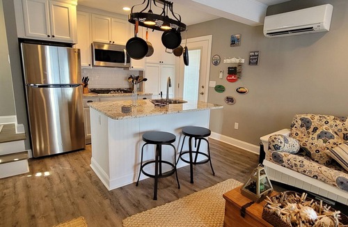 The Pines House | SPACIOUS & DOWNTOWN! LINENS INCLUDED!