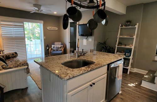 The Pines House | SPACIOUS & DOWNTOWN! LINENS INCLUDED!