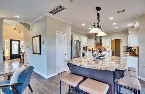 West Cave Estates House | Spacious Estate on Several Acres Sleeps 12 Hot Tub Minutes From Downtown DS!