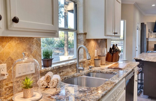 West Cave Estates House | Spacious Estate on Several Acres Sleeps 12 Hot Tub Minutes From Downtown DS!