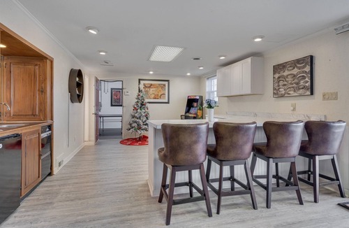 High Point House | Spacious Estate - Games, Karaoke, Sleeps 16!