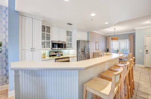 North Forest Beach Condo | Spacious Hilton Head Island Condo - 1 block to Beach & 60+ shops/restaurants