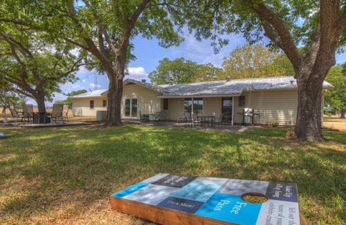 Stonewall House | Spacious Home - Fire Pit, BBQ and Outdoor Seating!
