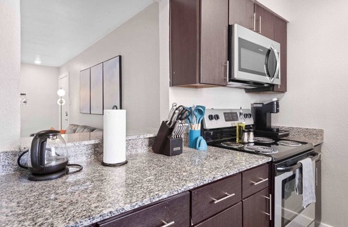 Riverside Apartment | Spacious King Bed 2BR Suite, 5 Min to DT w/pool