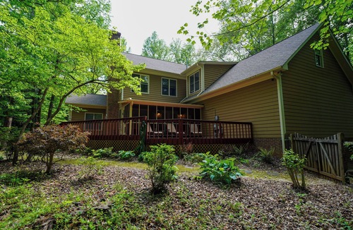 Charlotte House | Spacious Lakeside Relocation Base