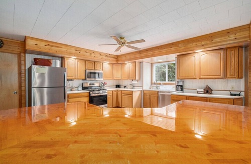 Manistee County Cabin | Spacious Luxury Cabin near The Big Bear Creek!