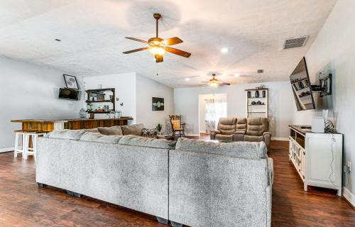 Micanopy House | Spacious Micanopy Farmhouse w/Luxurious Pool!