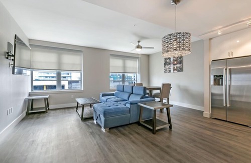 Central Business District Condo | Spacious Modern 1bd Condo in California Building by Hosteeva