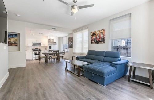 Central Business District Condo | Spacious Modern 1bd Condo w King Bed in California Building by Hosteeva