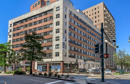 Central Business District Condo | Spacious Modern 1bd Condo in California Building by Hosteeva