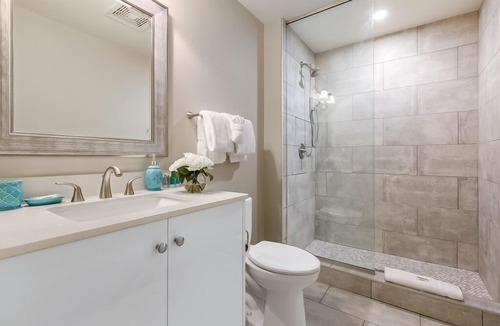Central Business District Condo | Spacious Modern 1bd Condo in California Building by Hosteeva