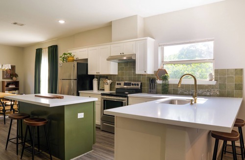 Northeast Houston House | Spacious Modern 3-bed Retreat with Cold AC - Sleeps 6+ - Free parking & Coffee
