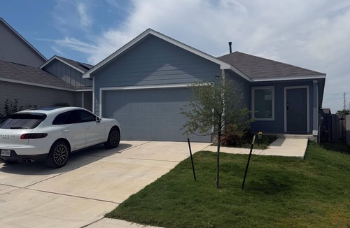 Pflugerville House | Spacious Modern Home w/98” TV + Fast WiFi