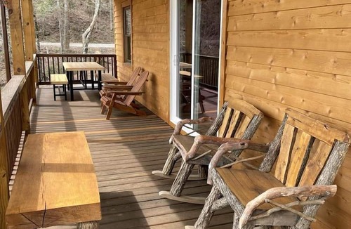 Purlear Cabin | Spacious Mountain Cabin Rental for Six near Cascade Falls, North Carolina