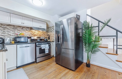 Nauck House | Spacious Multi-Level Getaway 10 minutes from DCA Airport and downtown Arlington