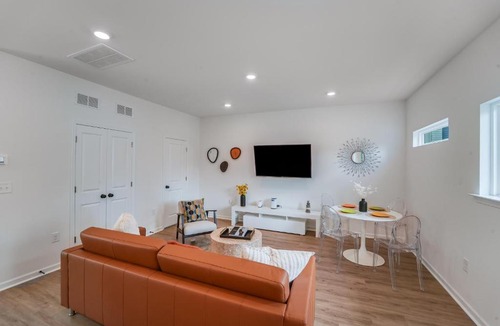 Cotswold House | Spacious New 3BR Home Near Uptown Charlotte - Private Baths - Peaceful Stay
