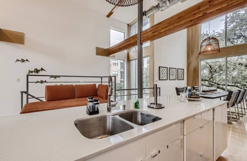 Brentwood House | Spacious Retreat for Groups W/Workspace Min to DT & SXSW Top Spots!