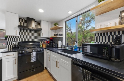 Barton Hills House | Spacious Retreat Near Downtown